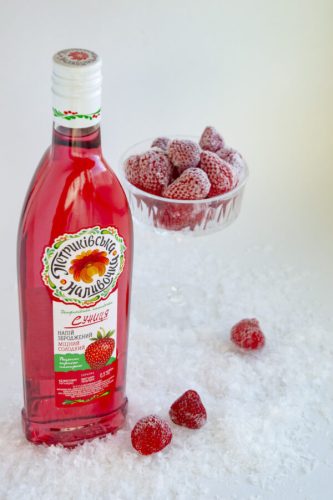 Petrykivska likör Strawberry 0.5 l 15%